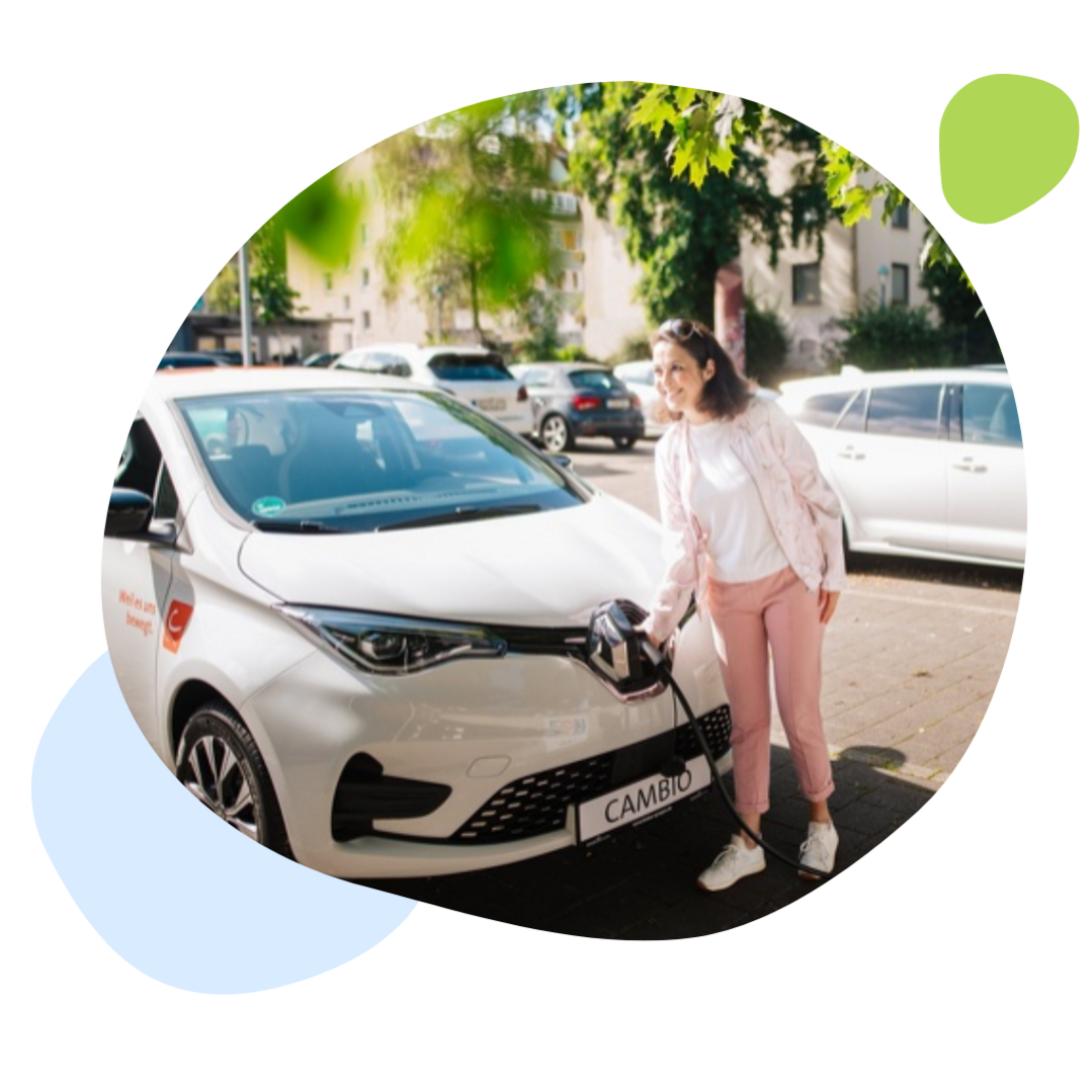 Frau lädt cambio-Auto